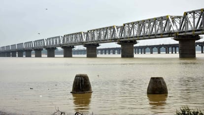 Prayagraj Flood: Ganga-Yamuna in spate again, Mother Ganga entered Shri Bade Hanuman Temple, echoed cheers