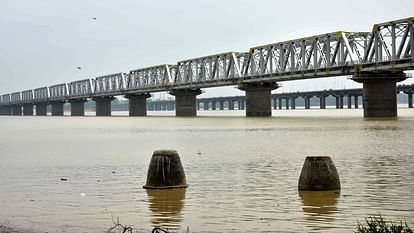 Prayagraj Flood: Ganga-Yamuna in spate again, Mother Ganga entered Shri Bade Hanuman Temple, echoed cheers