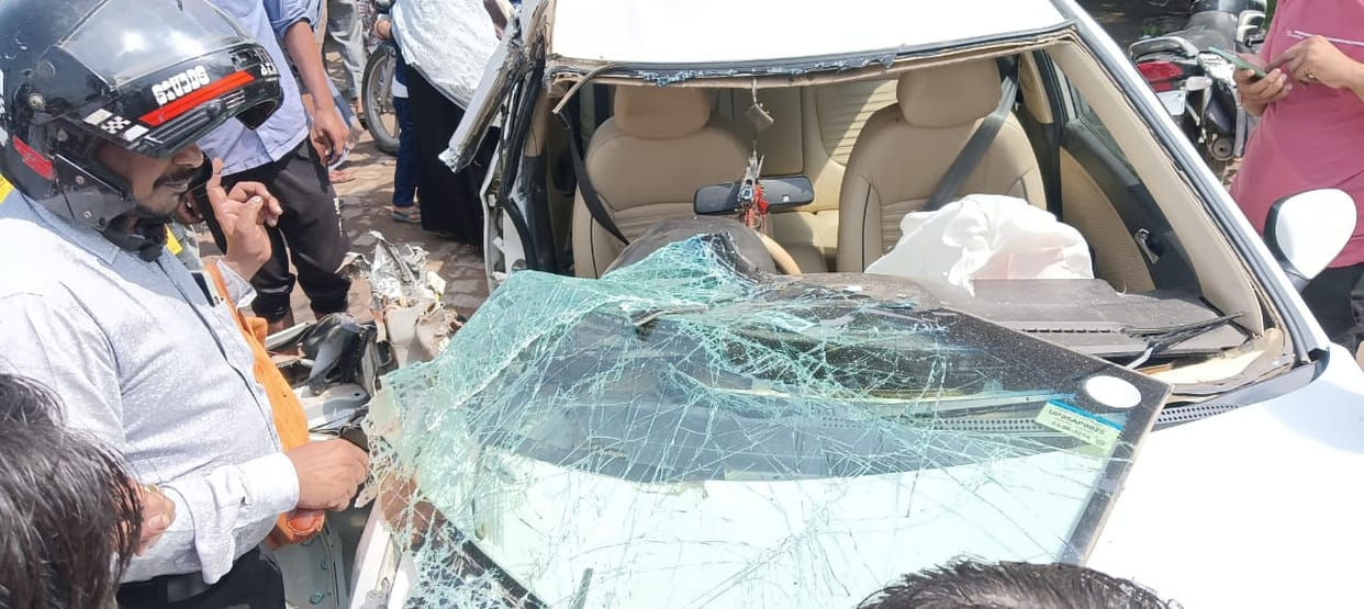 Collision between tractor-trolley and car head-on collision screams four injured