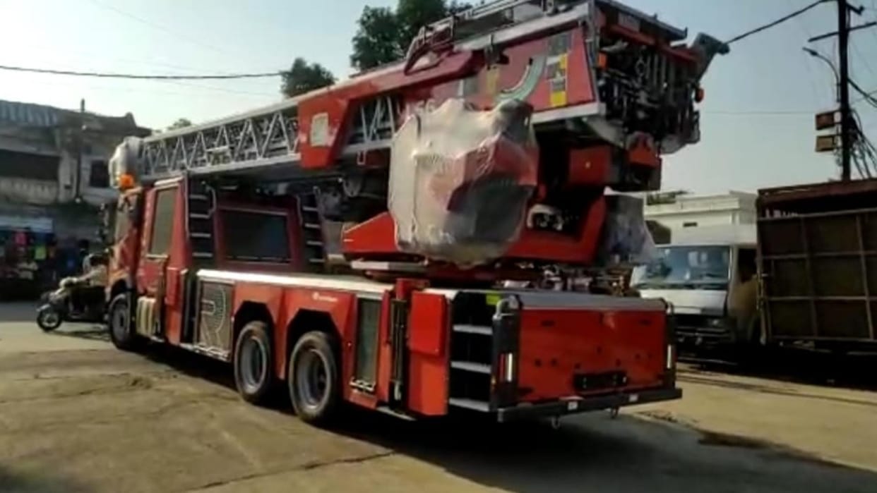 Fire breaks out in auto parts shop due to short circuit