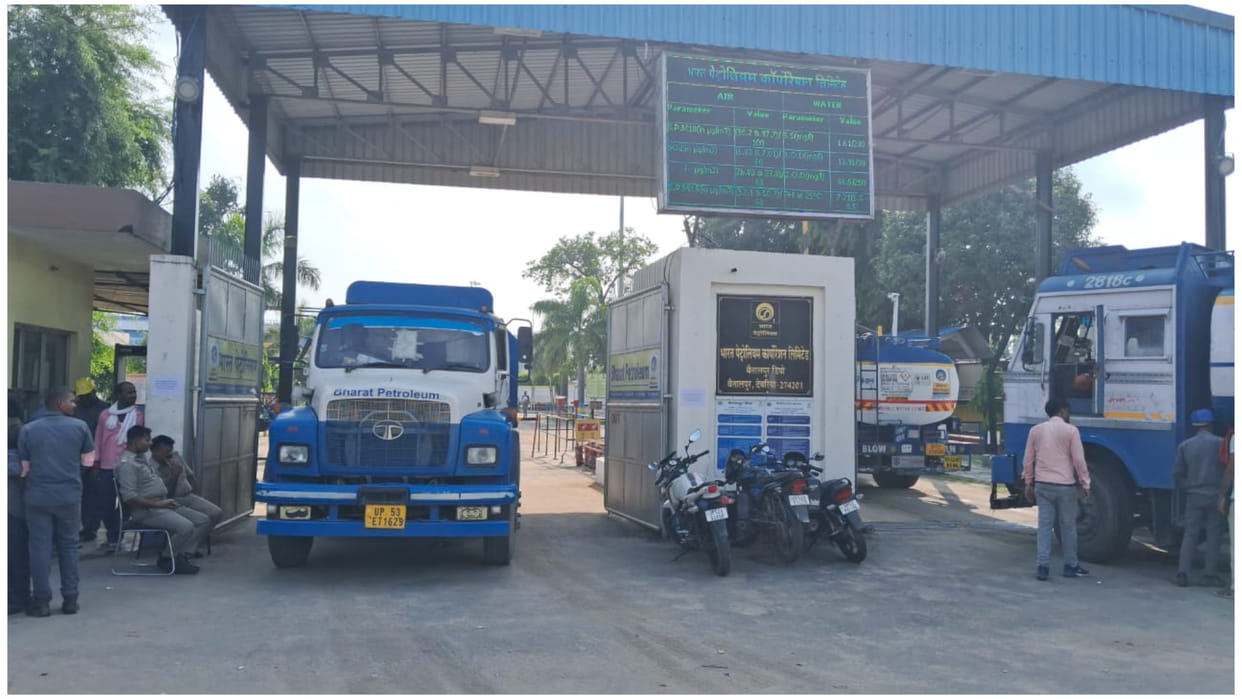 BPCL truck drivers have gone on strike in Baitalpur, Deoria, angry over the beating of the truck driver.