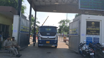 BPCL truck drivers have gone on strike in Baitalpur, Deoria, angry over the beating of the truck driver.