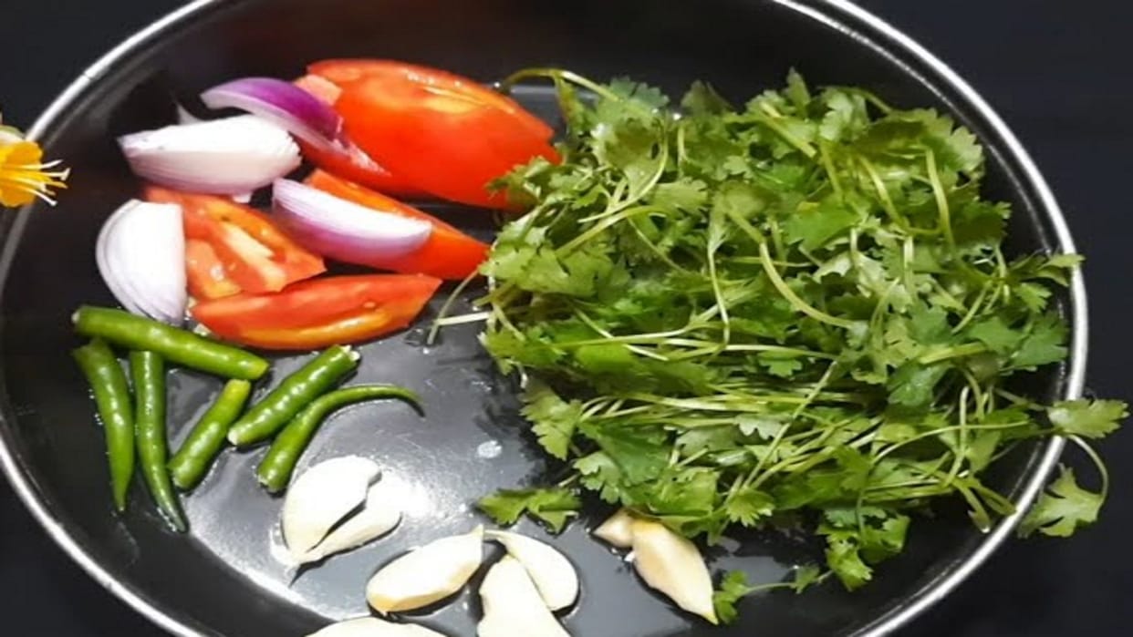 Coriander, garlic and onion hit by inflation, arrivals affected due to rain