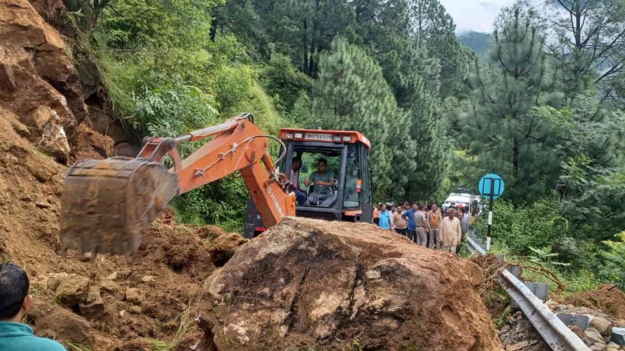 Rain in Uttarakhand landslide Badrinath Highway closed in Parthadip Chamoli Yamunotri Highway Mussoorie