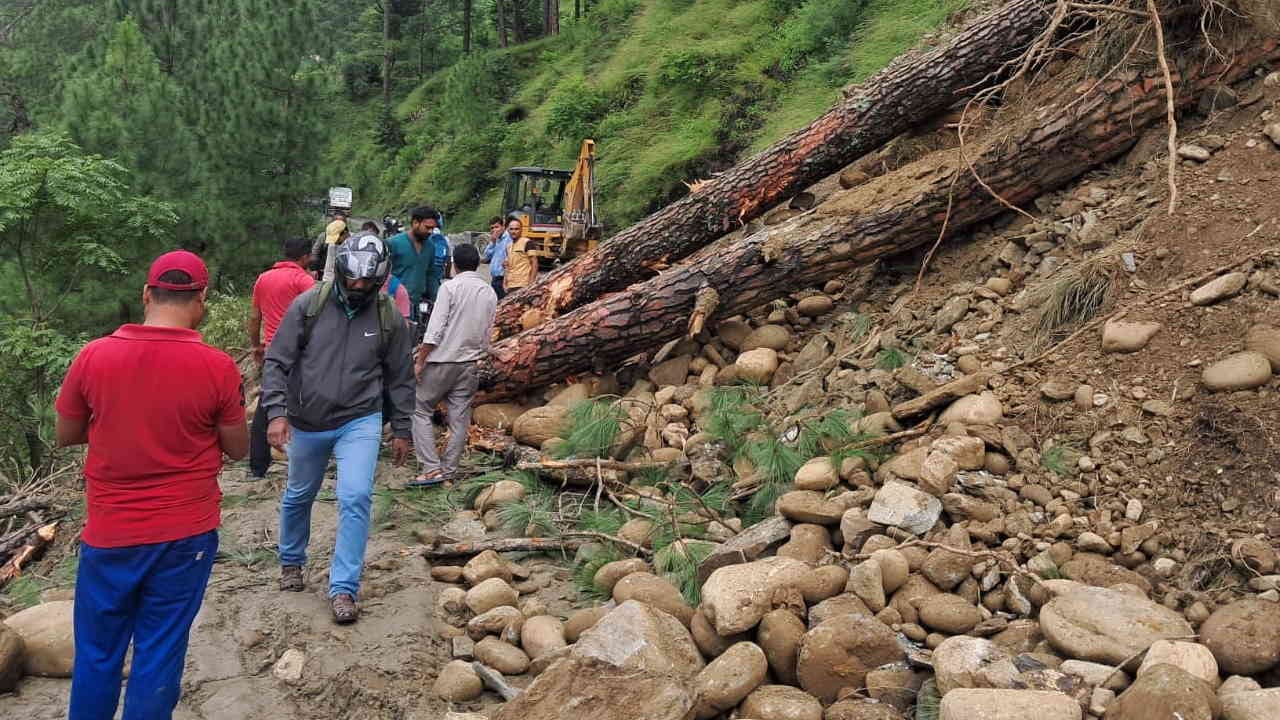 Rain in Uttarakhand landslide Badrinath Highway closed in Parthadip Chamoli Yamunotri Highway Mussoorie