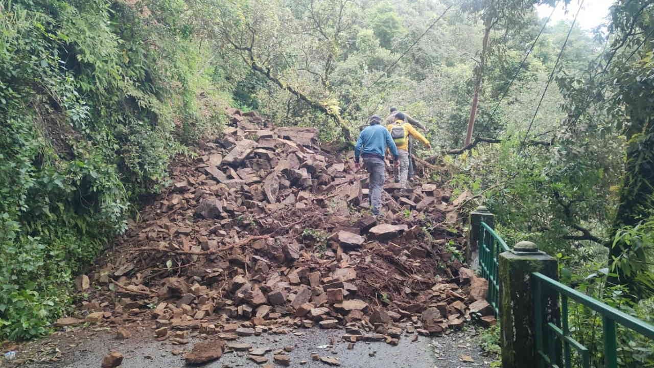 Rain in Uttarakhand landslide Badrinath Highway closed in Parthadip Chamoli Yamunotri Highway Mussoorie