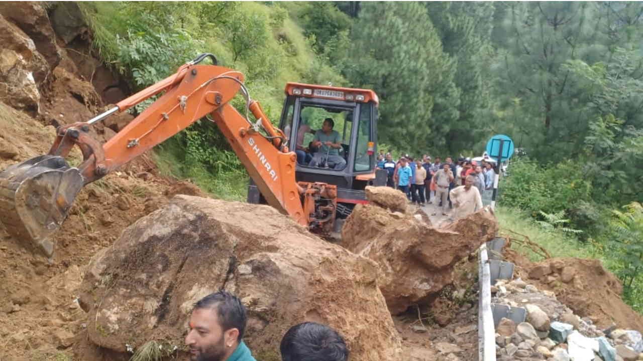 Rain in Uttarakhand landslide Badrinath Highway closed in Parthadip Chamoli Yamunotri Highway Mussoorie