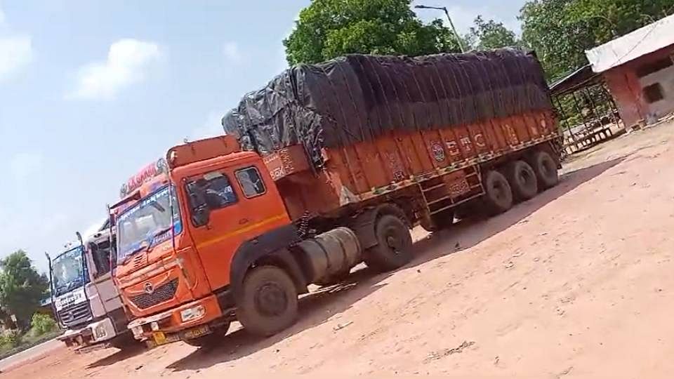 dead body was found in truck parked at petrol pump in Agra Police is investigating