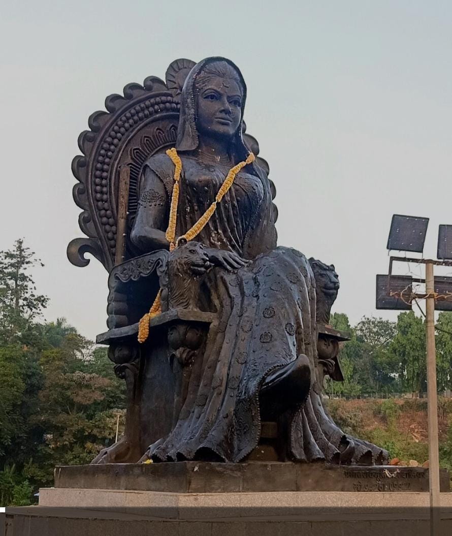 MP News: Young man made obscene video in front of the statue of Queen Kamalapati, demand to impose Rasuka