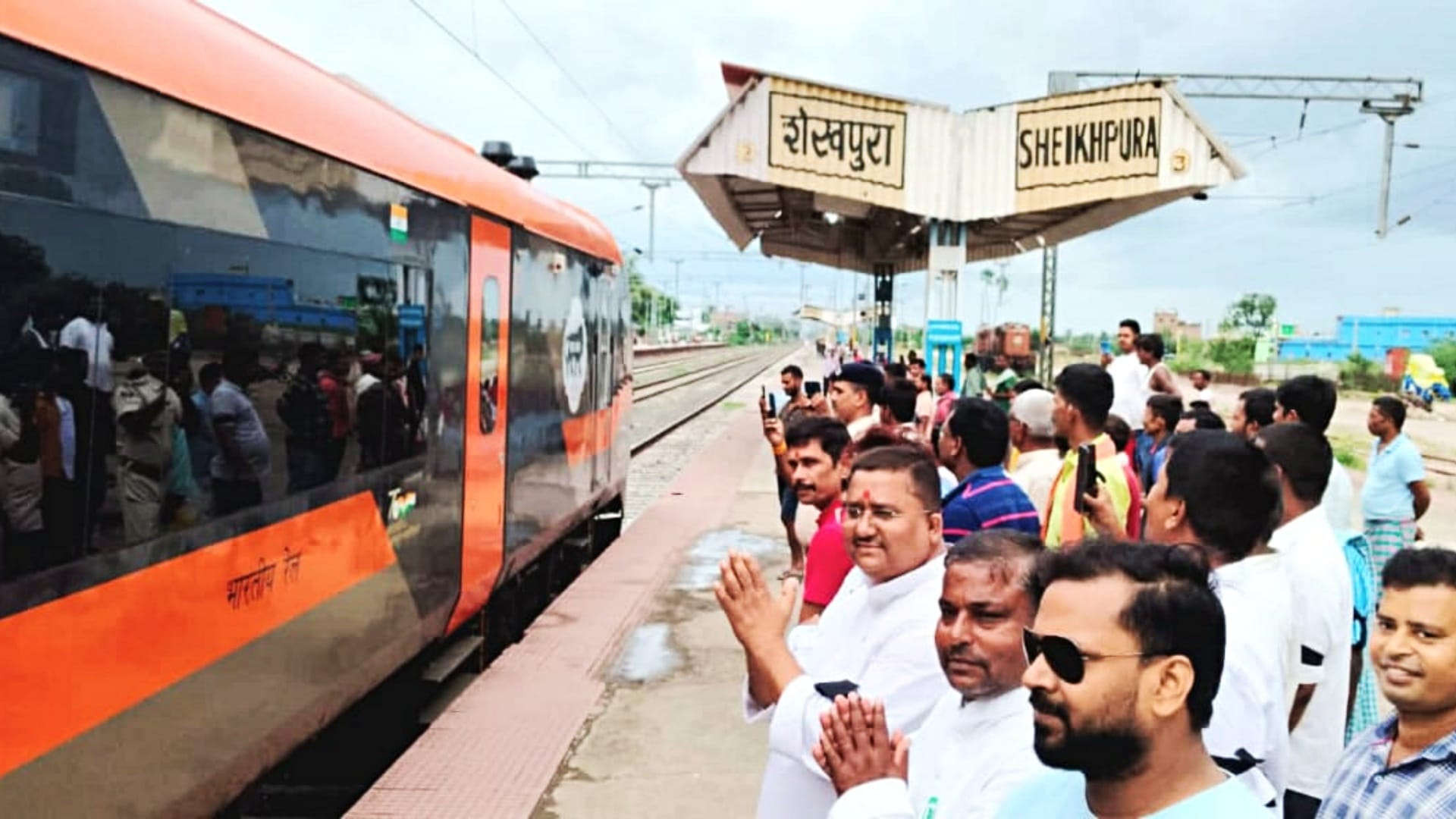 Bihar: A big protest took place in Sheikhpura demanding stoppage of Vande Bharat train