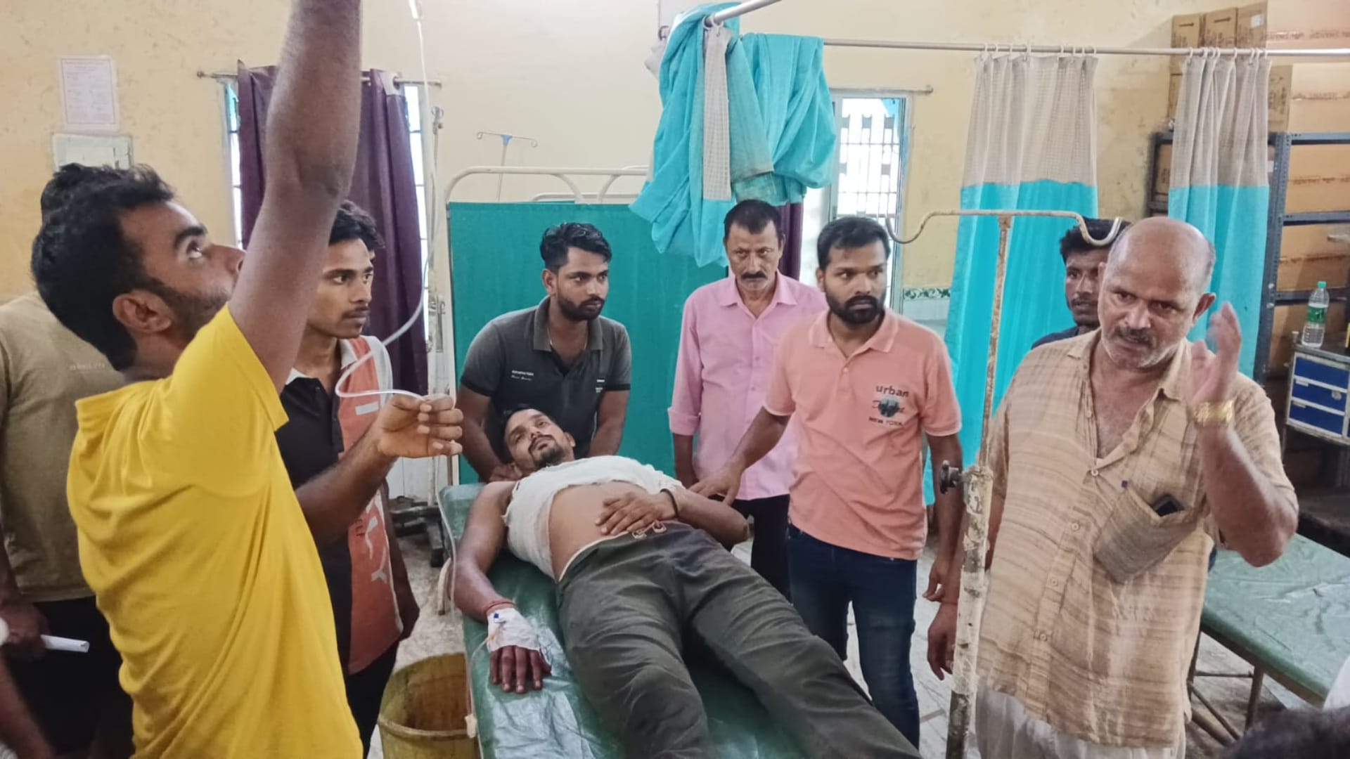 Bihar Crime: In Gopalganj, miscreants called a youth from his home and shot him, admitted to hospital