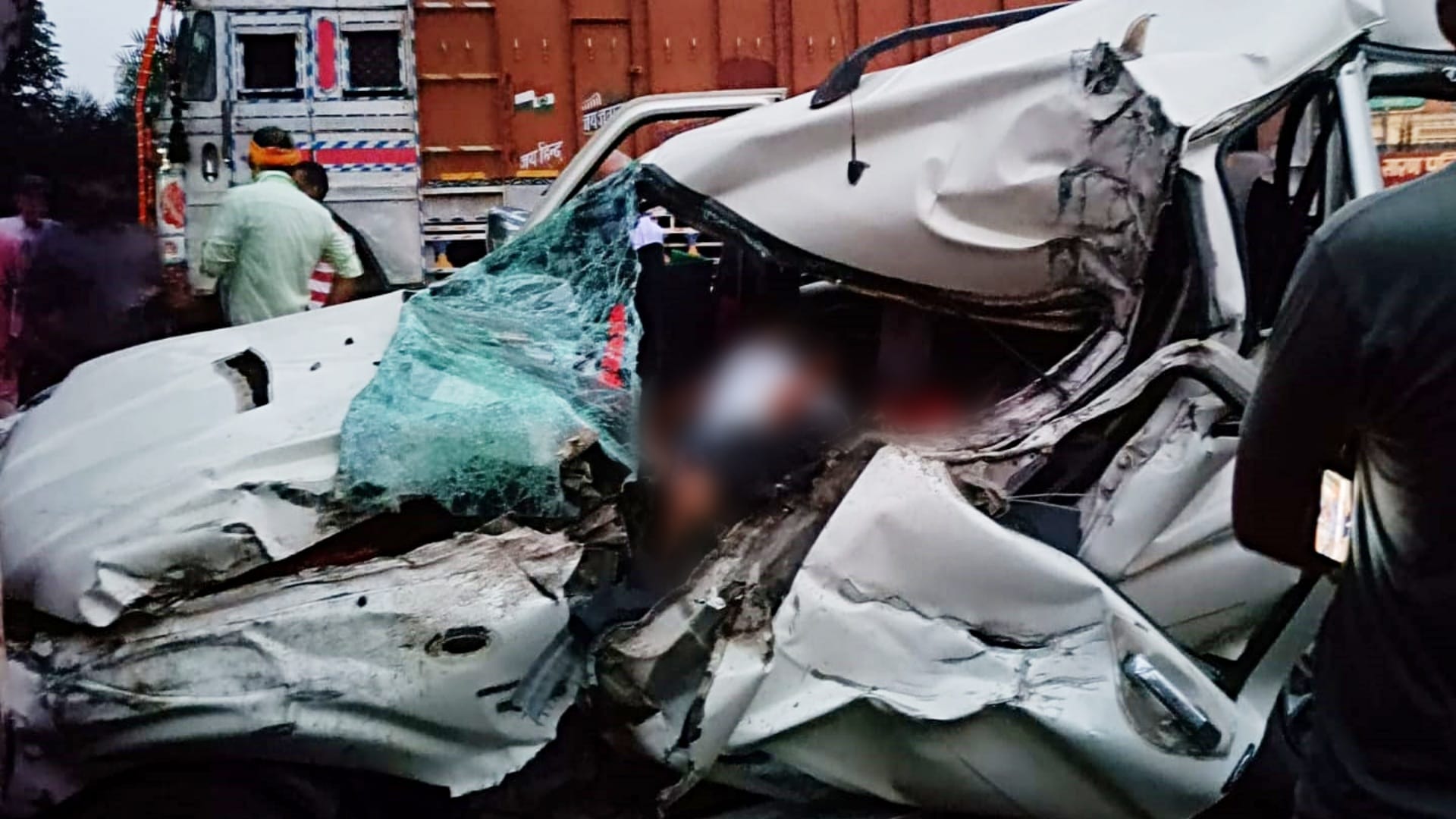 Bihar News: Orchestra conductor died in road accident in Chapra, two dancers and driver seriously injured