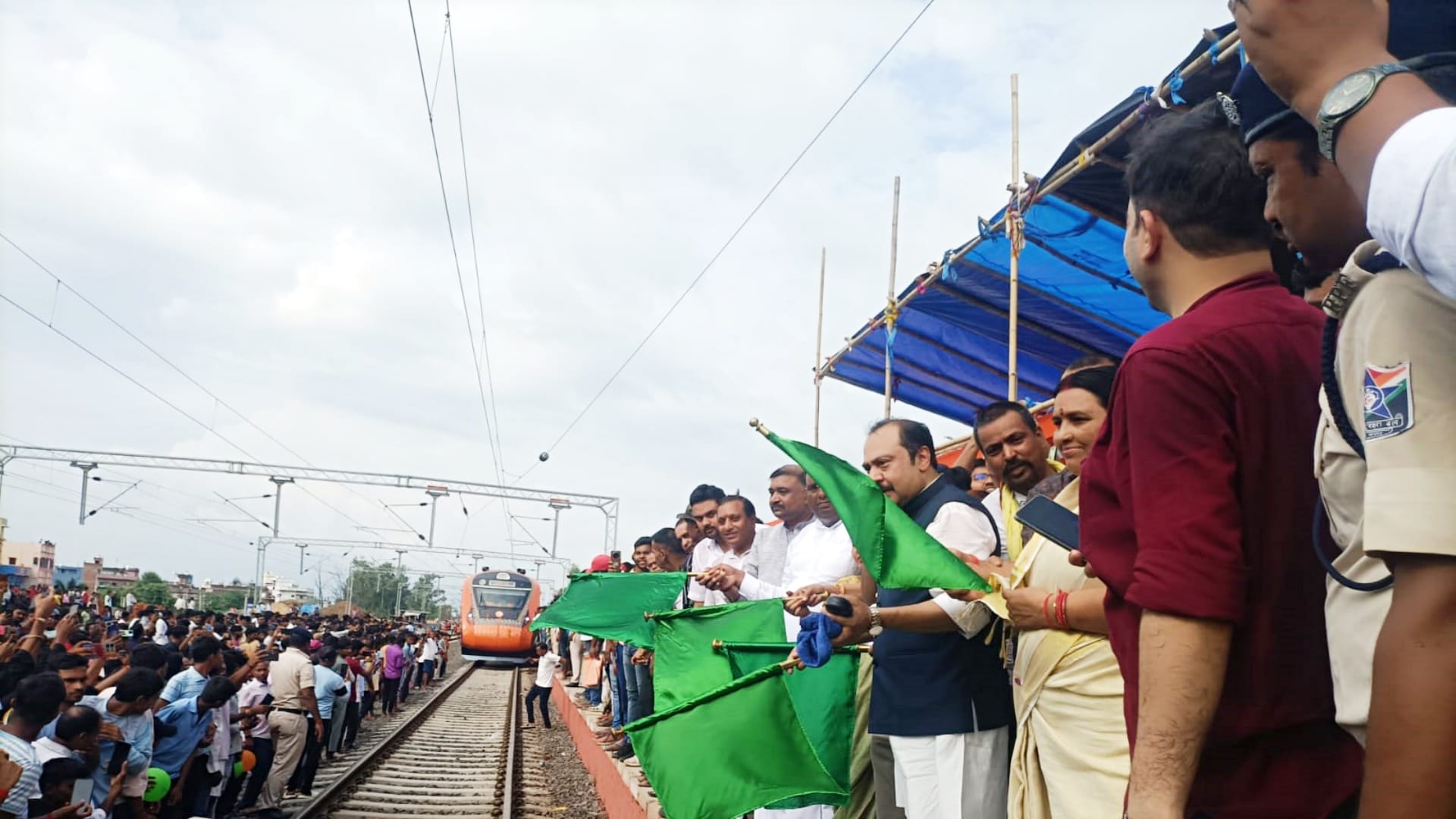 Bihar News: Vande Bharat Express was given a grand welcome in Nawada, MP Vivek Thakur flagged it off