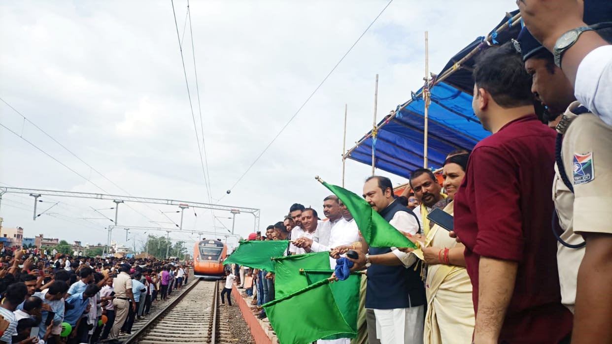 Bihar News: Vande Bharat Express was given a grand welcome in Nawada, MP Vivek Thakur flagged it off