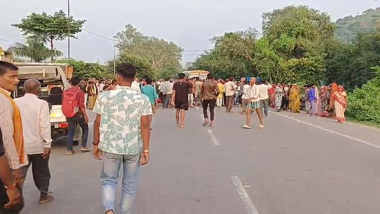 Chitrakoot Accident: कार की टक्कर से चाची-भतीजी की मौत, दो लोग घायल
