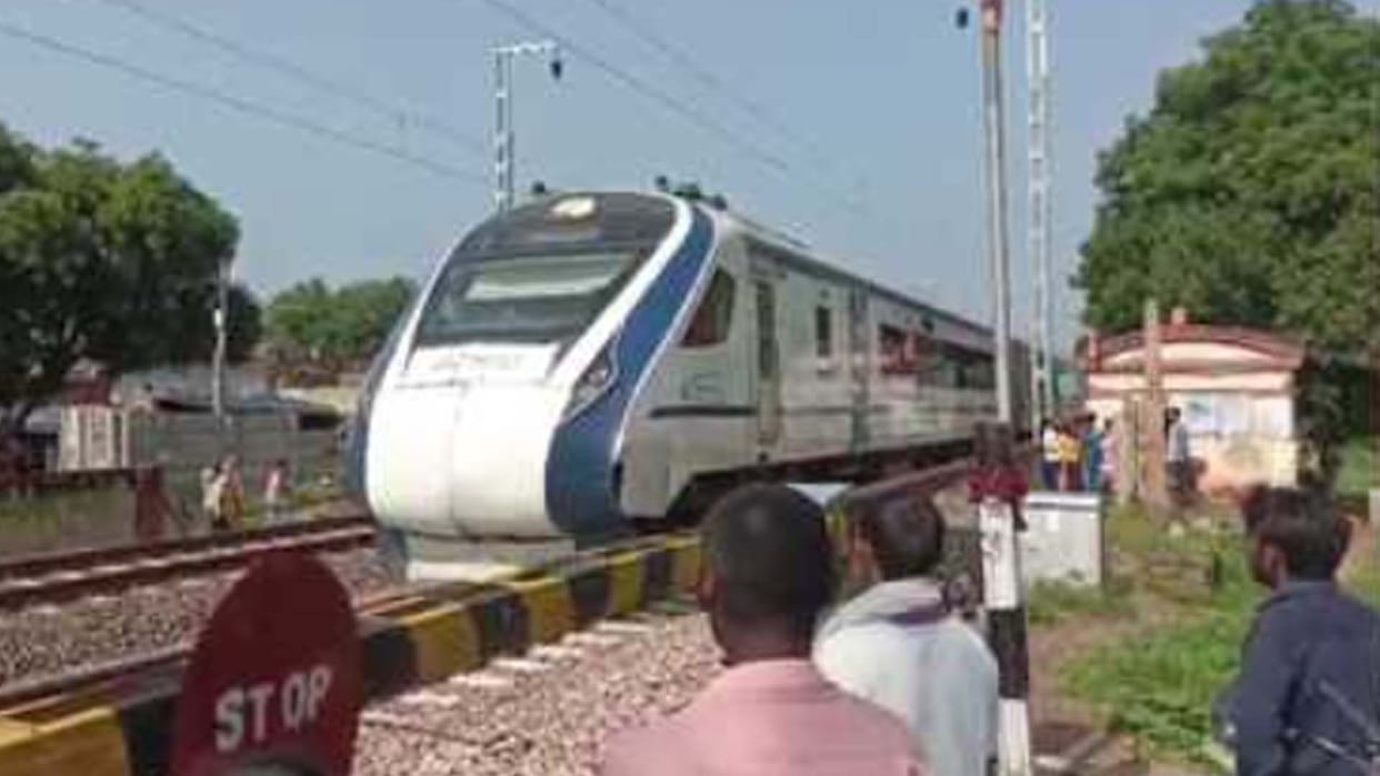 Etawah: locking system of the railway gate malfunctioned, two Vande Bharat trains stopped