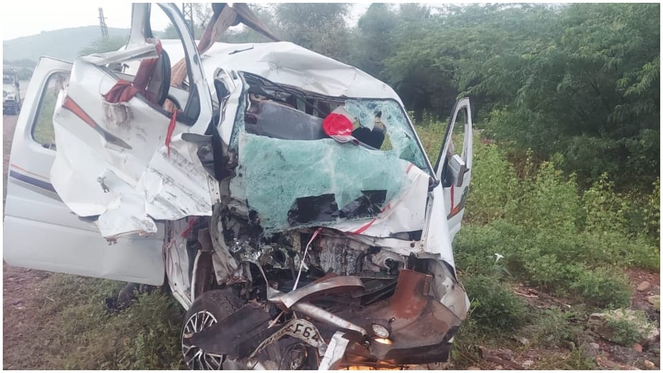 Dewas Bundi Road Accident Devotees Died After Car Collides Madhya Pradesh News in Hindi