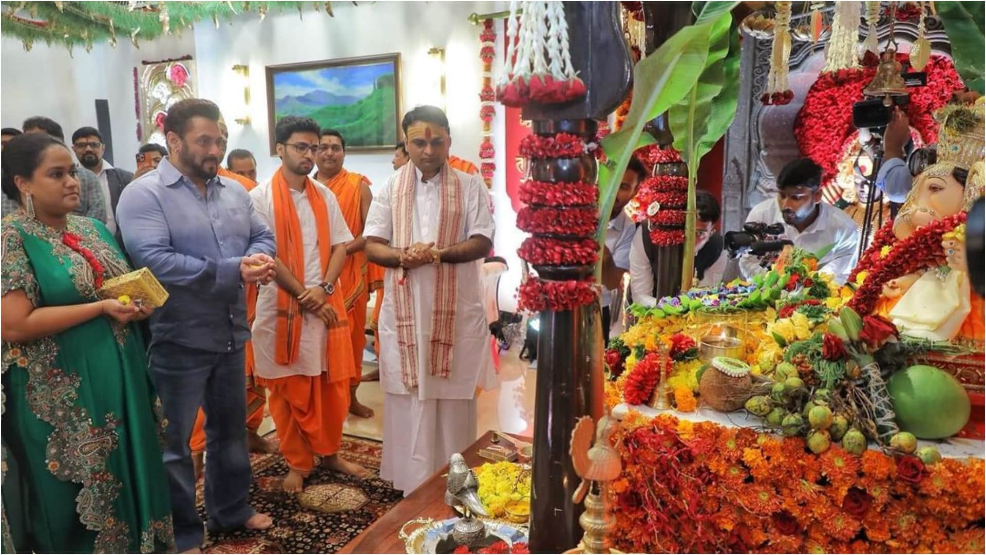 Salman Khan and her sister arpita celebrates ganesh chaturthi with maharashtra cm eknath shinde