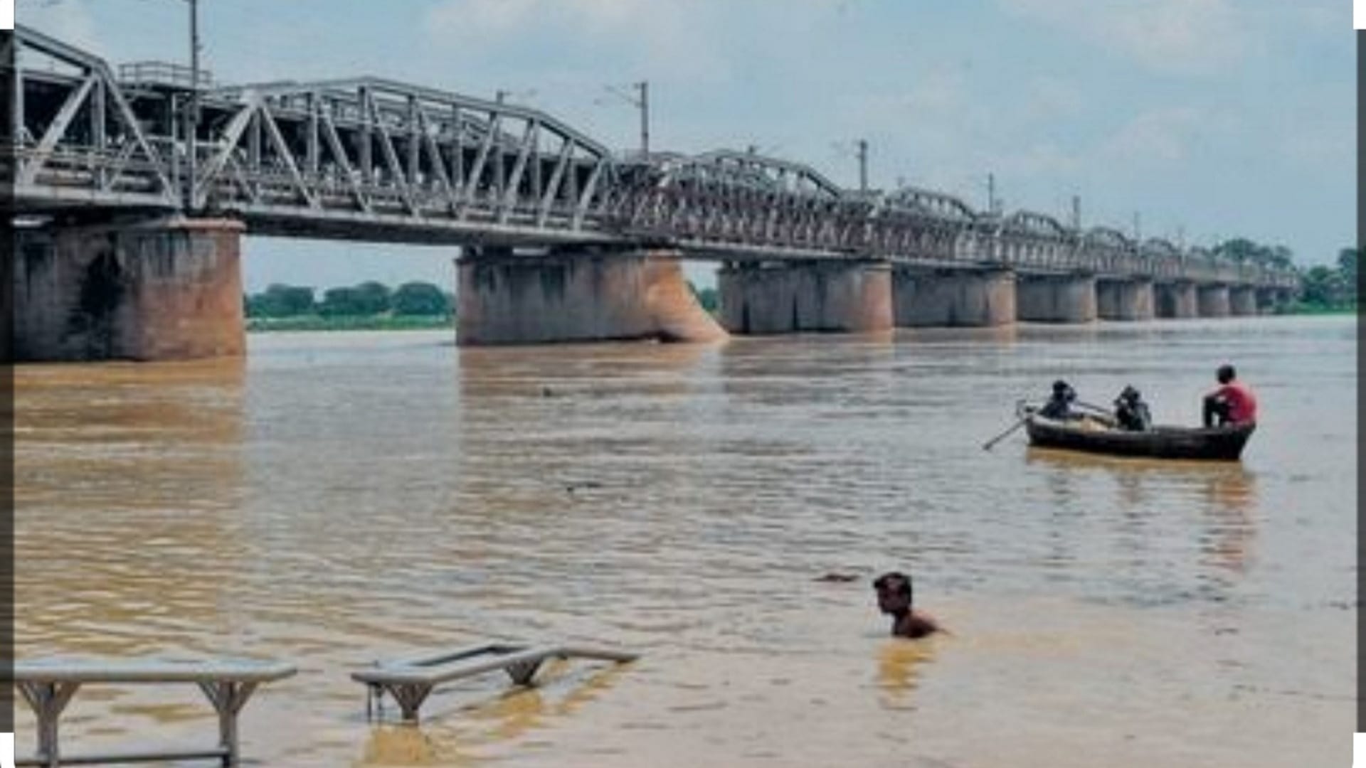 Prayagraj Flood Update: Ganga-Yamuna reached near danger mark, many localities in alluvial areas submerged
