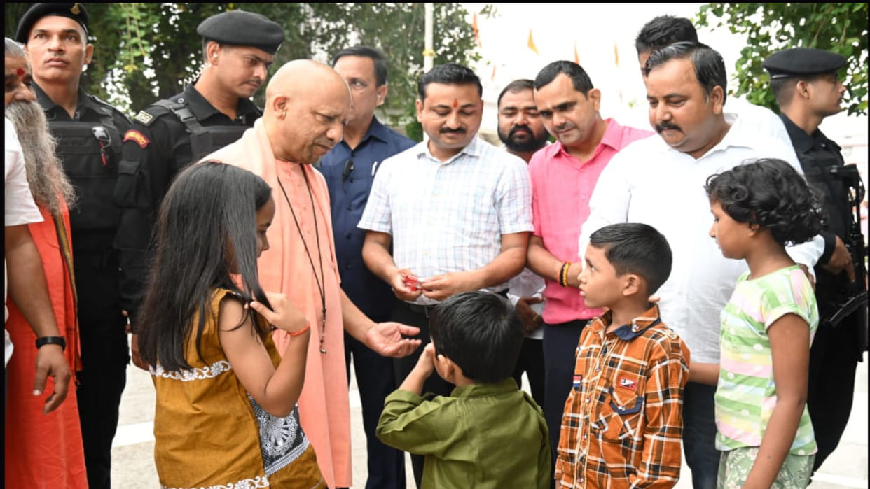 CM Yogi wished Aarav of Vasundhara Enclave on his birthday in Gorakhnath temple, pledged to plant saplings.