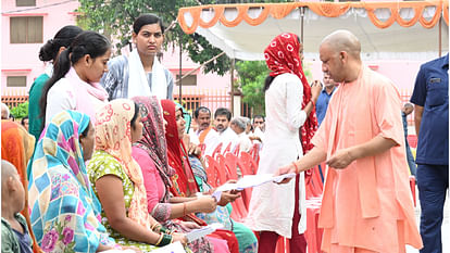 CM Yogi listened to the problems of 300 complainants in Janata Darshan in Gorakhpur,gave instructions