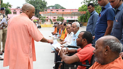 CM Yogi listened to the problems of 300 complainants in Janata Darshan in Gorakhpur,gave instructions