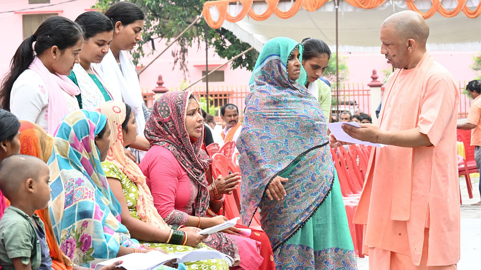 CM Yogi listened to the problems of 300 complainants in Janata Darshan in Gorakhpur,gave instructions