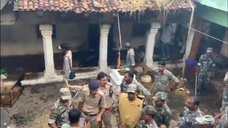 घर को आग के हवाले किया