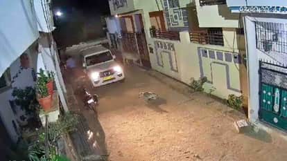 Satna News: A car deliberately ran over a cow sitting in the neighborhood, causing death