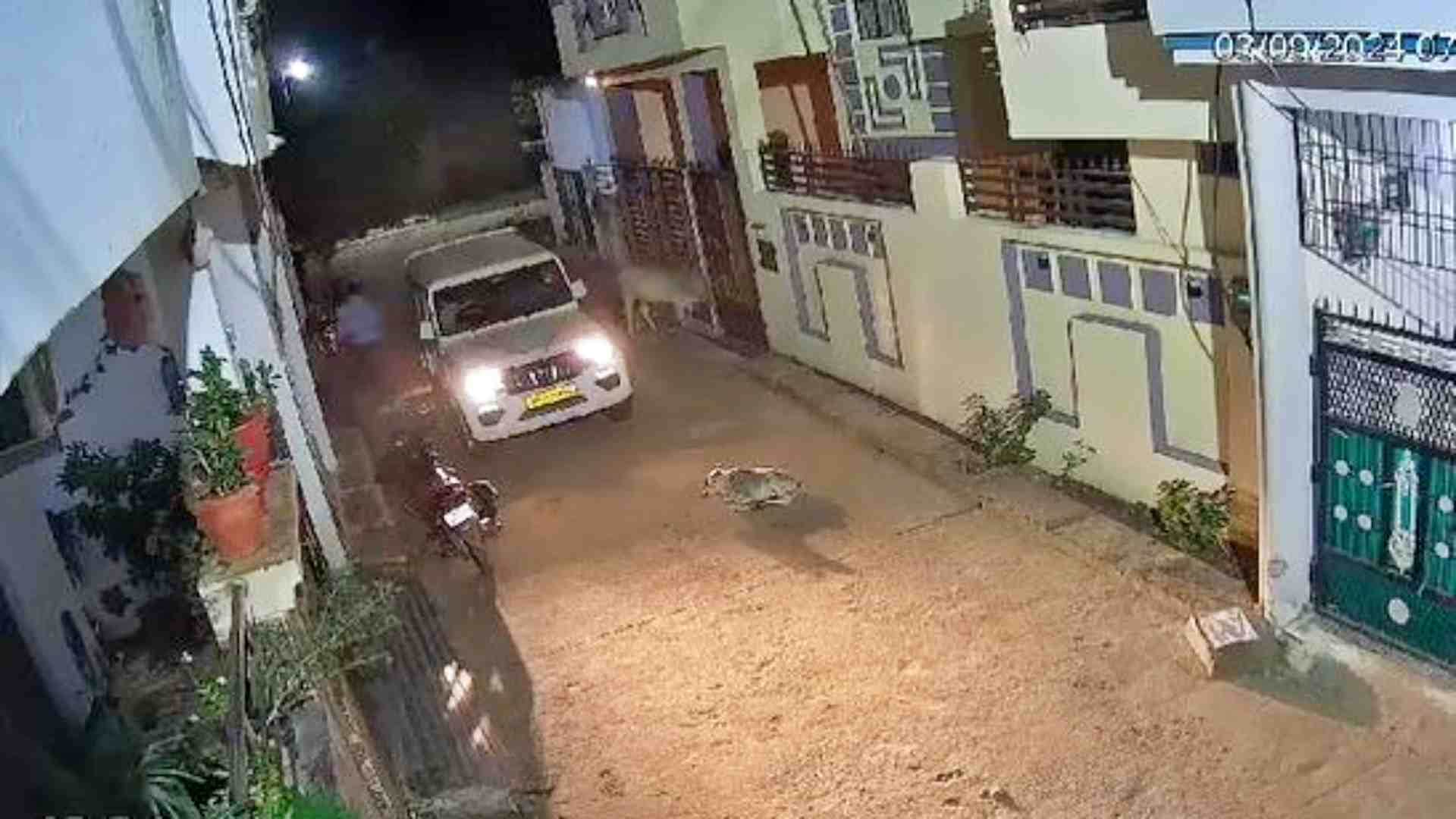 घटना से पहले का सीसीटीवी फुटेज।