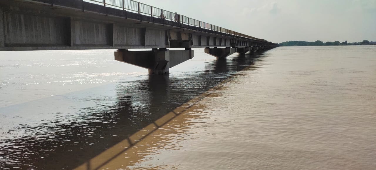 Gonda: 22 villages sorrounded by Sarayu river flood water.