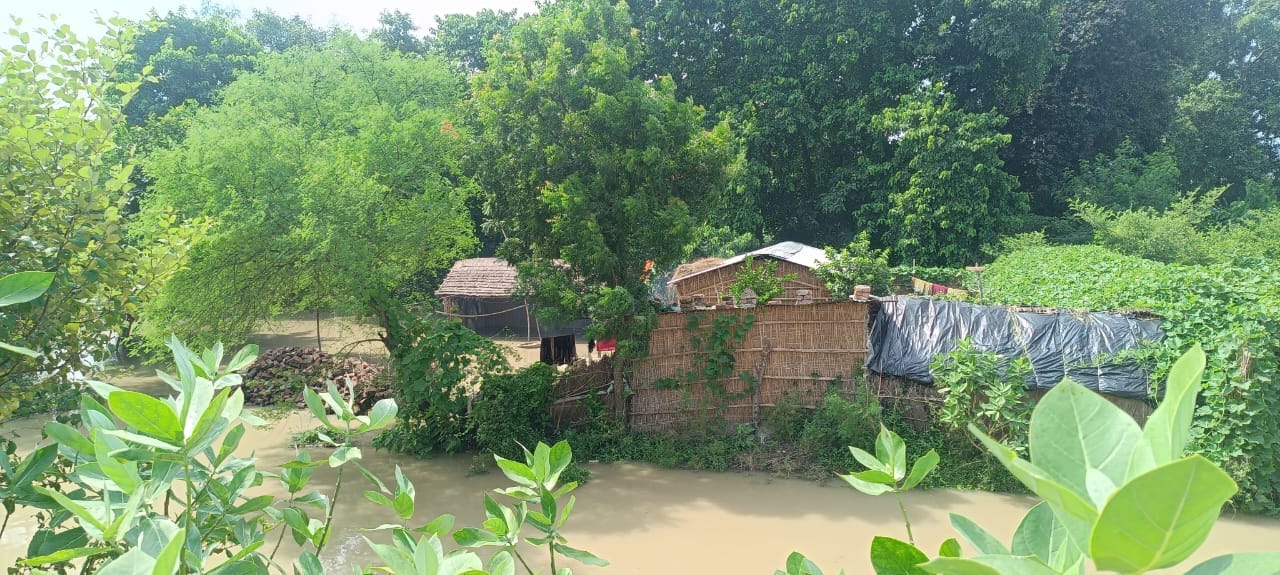 Gonda: 22 villages sorrounded by Sarayu river flood water.