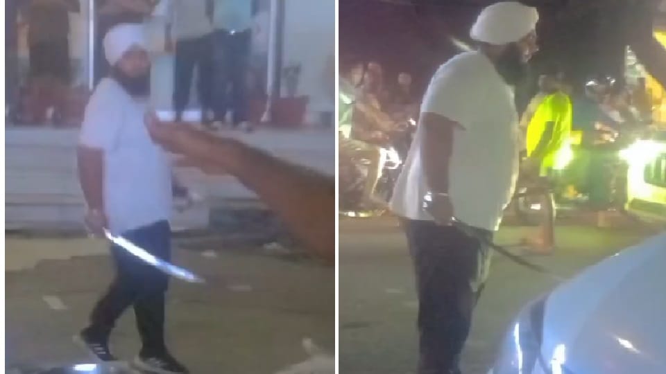 Sikh tourist created ruckus on road by taking out sword after getting scratched in car In Rishikesh