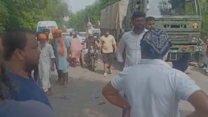 Punjab: करतारपुर रोड पर बाइक-पिकअप में टक्कर, बाइक सवार की मौत, दो साल पहले हुई थी शादी Punjab: Bike-pickup collision on Kartarpur Road, bike rider dies
