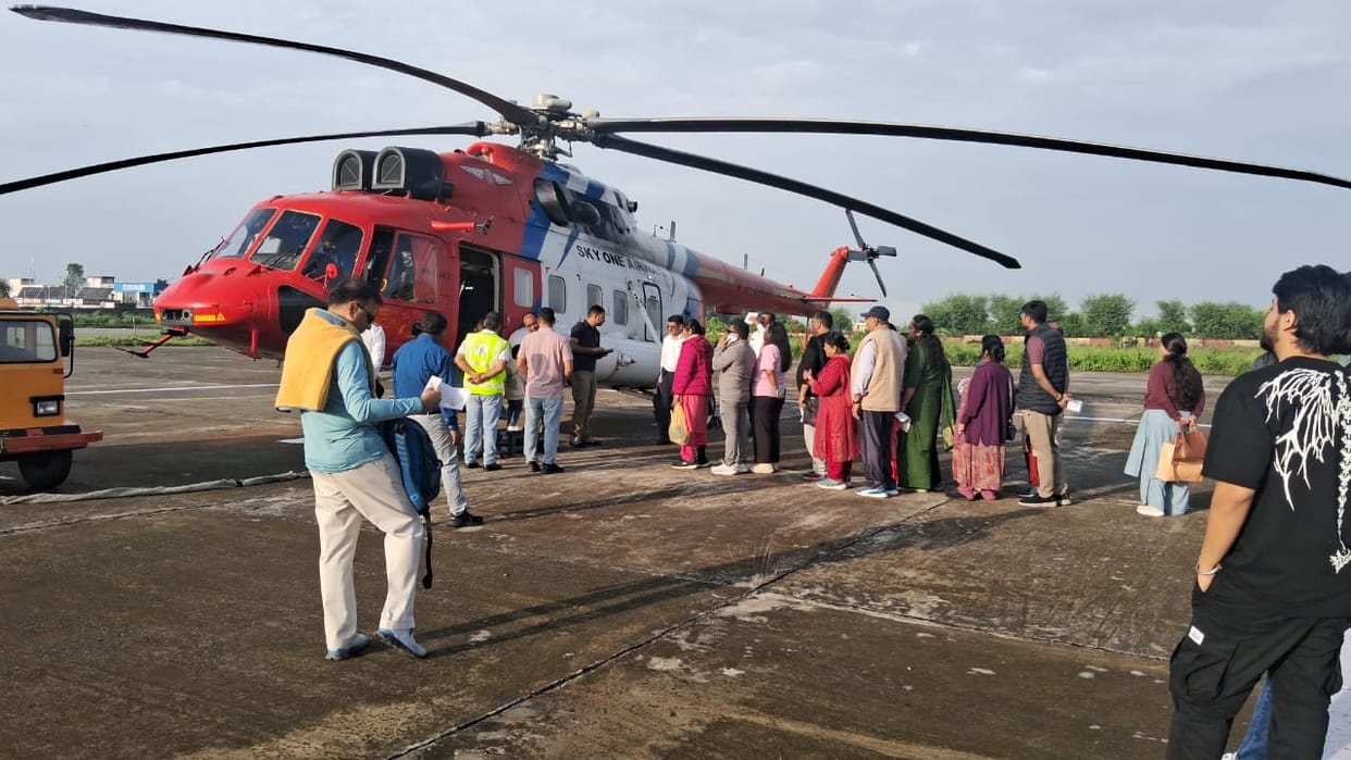 Dehradun News Helicopter departed for Badrinath Kedarnath dham with 20 devotees from Jolly Grant helipad