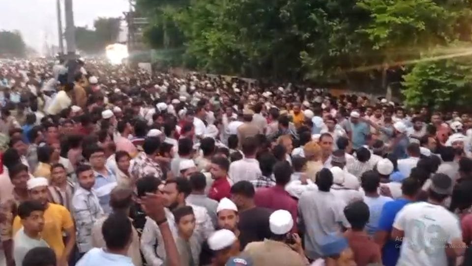 Crowd gathered at the funeral of 10 people in Meerut