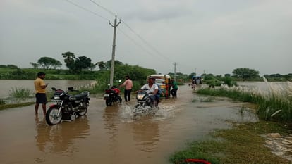 Hundreds of acres of crops submerged due to flood of Yamuna river, water flowing two and a half meters above t