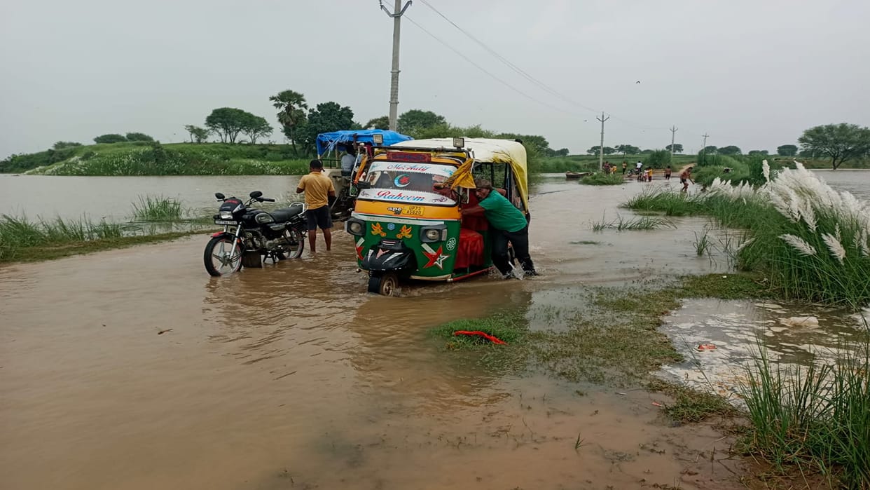 Hundreds of acres of crops submerged due to flood of Yamuna river, water flowing two and a half meters above t