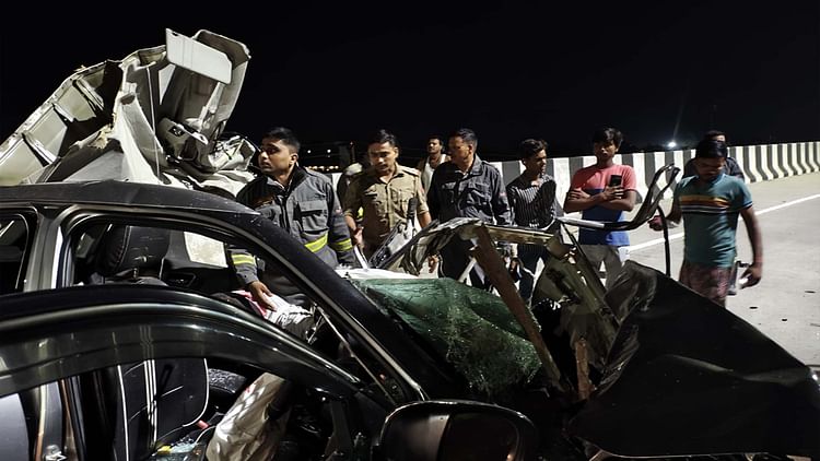 Kannauj: हाईवे पर गलत दिशा से जा रही कार ट्रक में घुसी, दो की मौत, एक युवक की हालत गंभीर