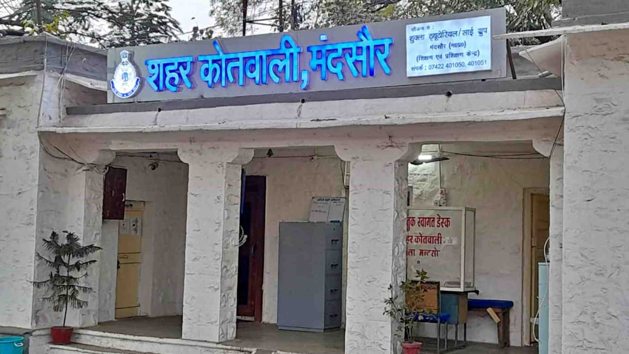 Mandsaur News: Two Rajasthani youths caught with Rs 10 lakh from SBI ATM