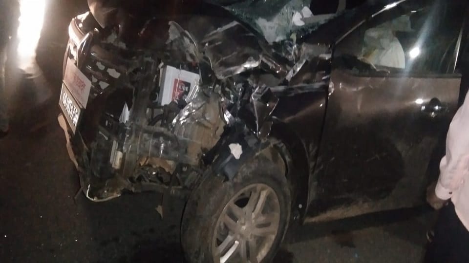 खड़े ट्रेलर से टकराई कार के उड़े परखच्चे