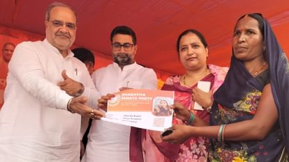 यूपी: भूपेन्द्र चौधरी ने कांग्रेस की तुलना ब्रिटेन से की और कहा कि पार्टी विभाजनकारी राजनीति करती है. लोग कृपया सावधान रहें भूपेन्द्र चौधरी ने कांग्रेस की तुलना ब्रिटेन से की और कहा कि पार्टी की राजनीति बंटी हुई है।