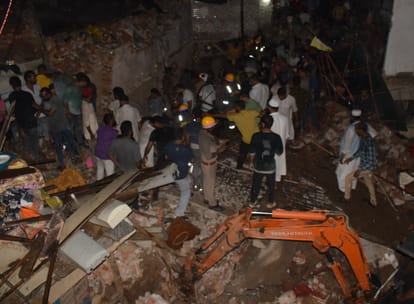 UP News: Meerut accident... What will be the condition of the people buried under the debris, no one has idea