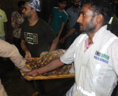 UP News: Meerut accident... Life was buried in the debris, there was an outcry when it came out as a dead body