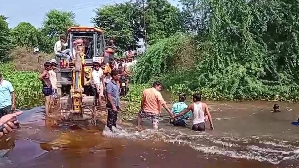 teenager swept away in drain along with his bike In Mathura death of only son caused cry in house