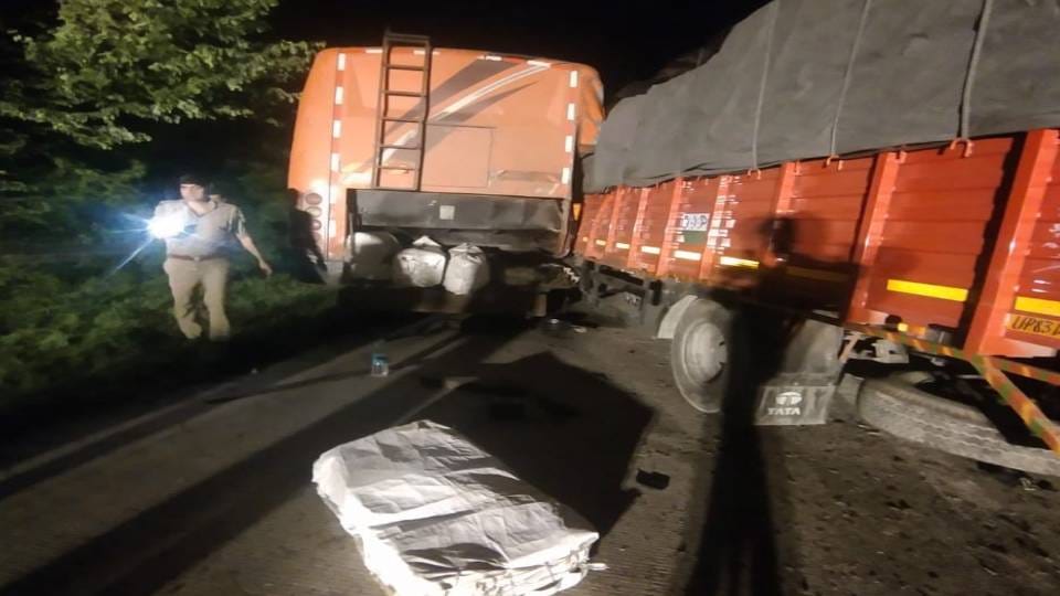 canter collided from behind with bus in Yamuna Expressway In Mathura one died while half dozen injured