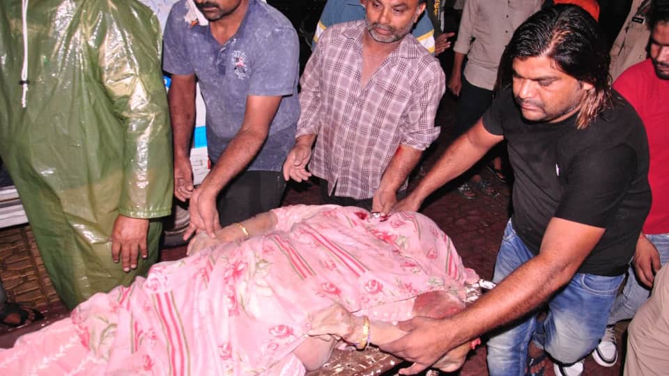 Building Collapse in Meerut Dead Bodies Coming Out of the Debris News in Hindi