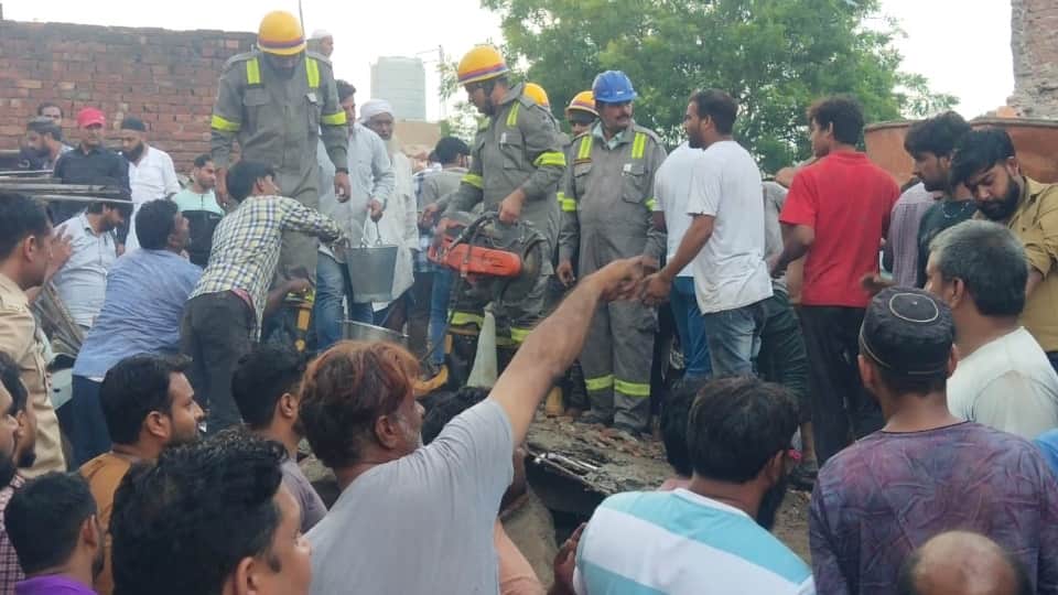Building Collapse in Meerut Dead Bodies Coming Out of the Debris News in Hindi