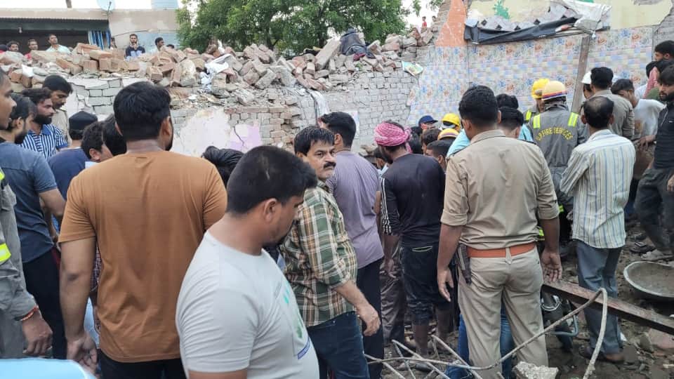 Building Collapse in Meerut Dead Bodies Coming Out of the Debris News in Hindi
