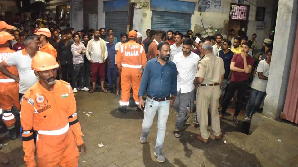 Meerut Building Collapse Narrow streets, rain and less resources became obstacles in rescue see photos